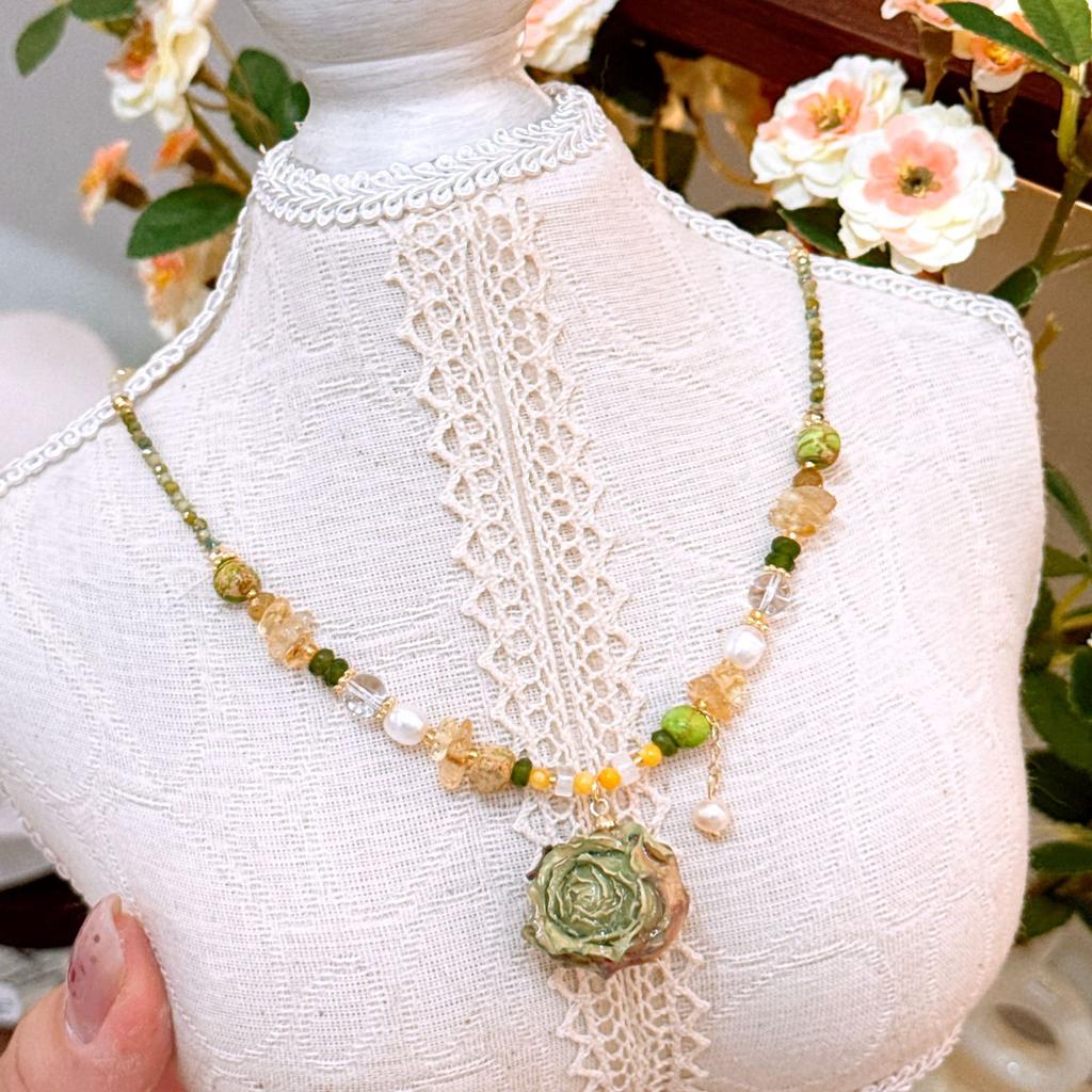 2026New style of dried rose flower and natural stone bead necklace, a unique and niche design French-style, gentle, and luxurious clavicle necklace