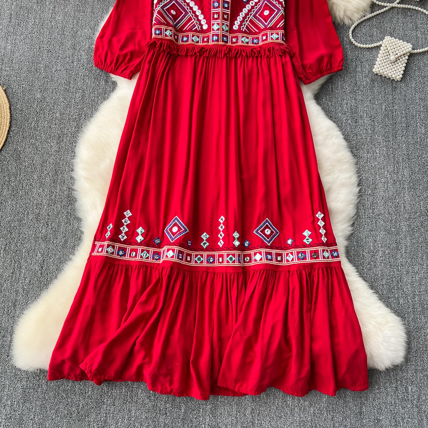 Свободные праздничные платья в этническом стиле с цветочной вышивкой — фото 20