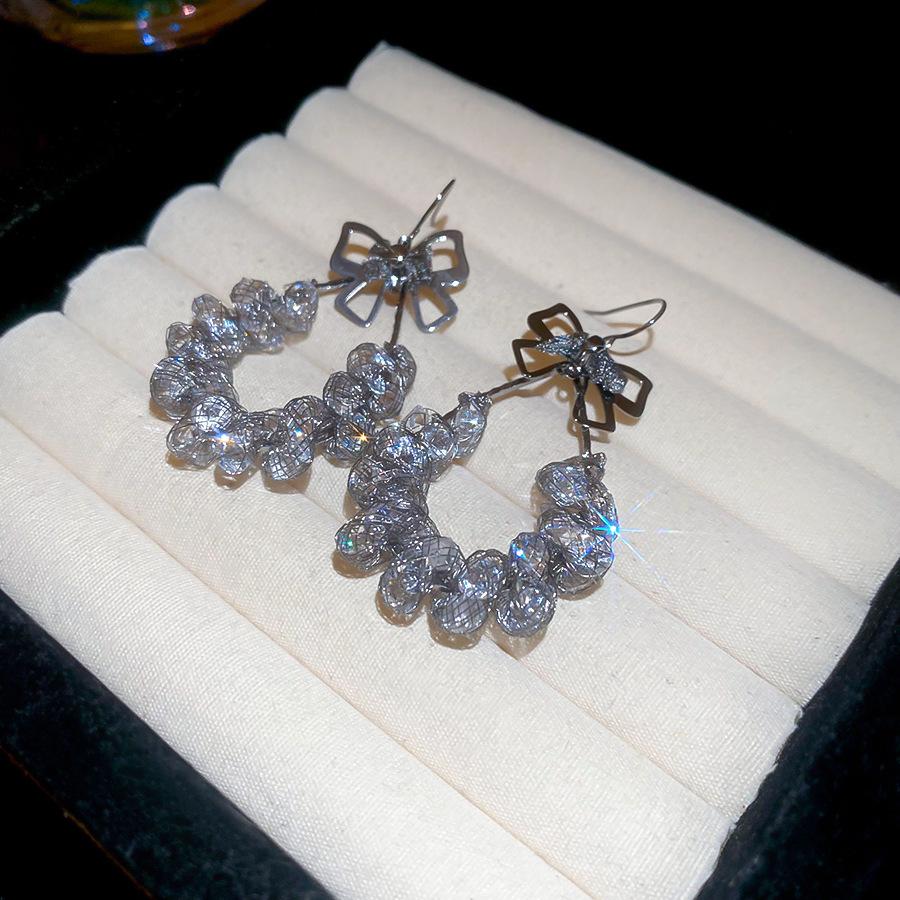 

Diamond-encrusted hollow bow pendant earrings temperament ear hook personality versatile earrings niche