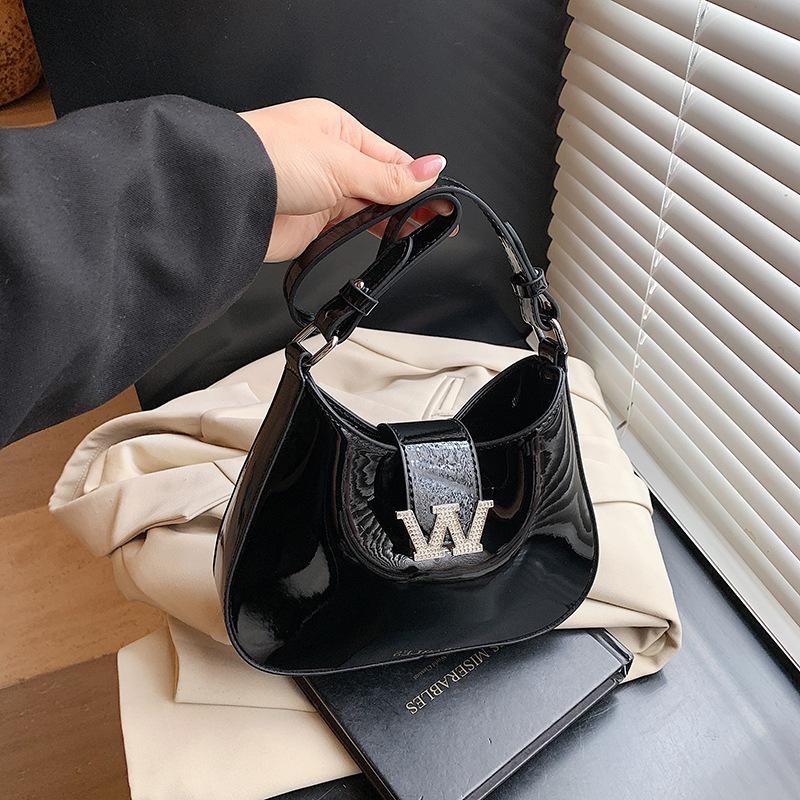 New fashion niche popular patent leather W armpit bag portable shoulder messenger women's bag