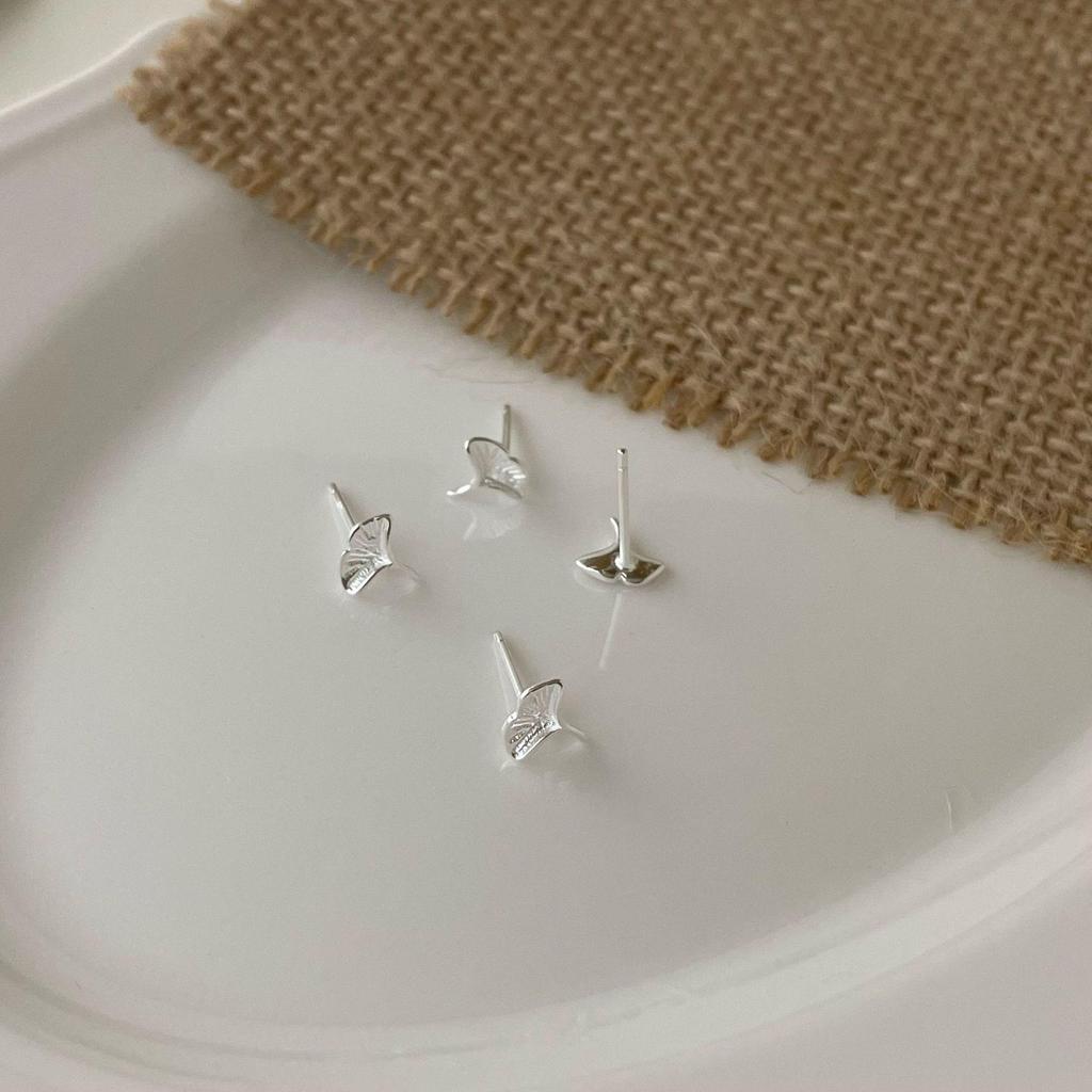 Su Chuang S925 Sterling Silver Ginkgo Leaf Stud Earrings - High-End Niche Design for Girls, Comfortable and Elegant Ear Piercing Care.