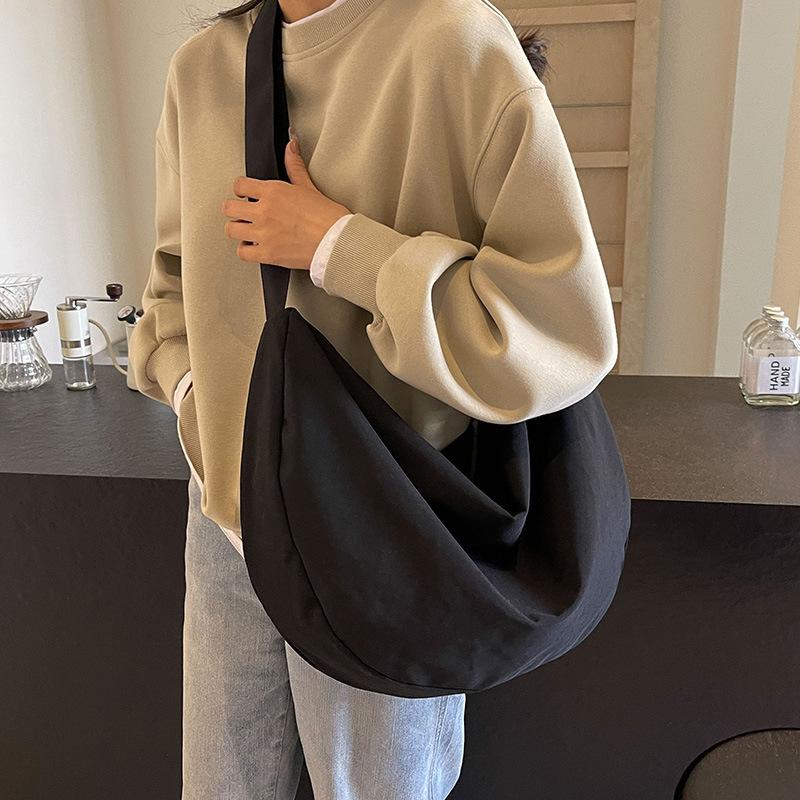 New Large Capacity One Shoulder Dumpling Bag for College Students and Couples Lightweight Solid Color Casual