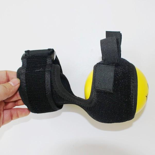 Masážní přístroj pro rehabilitaci rukou a prstů s úchopovou koulí a separátorem prstů