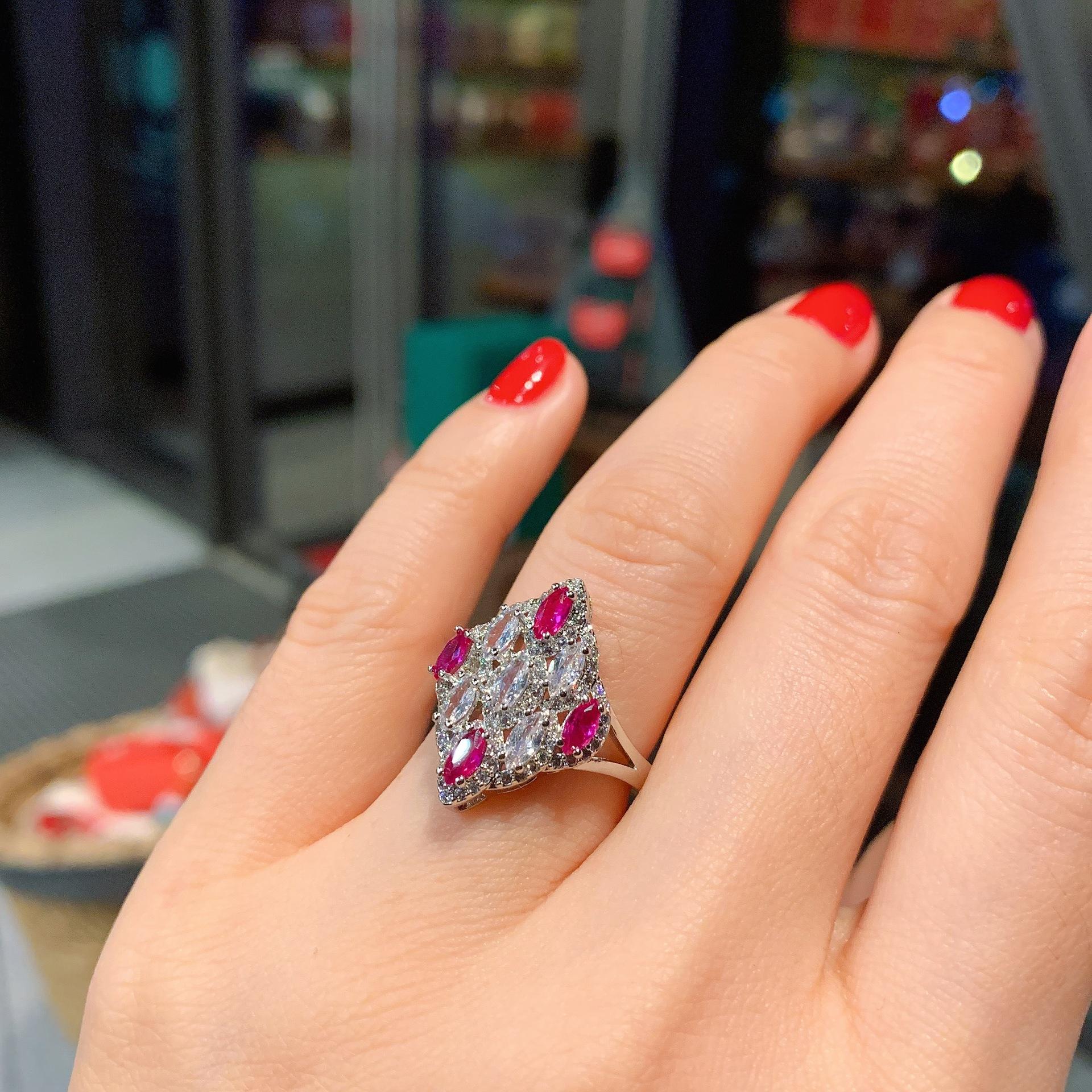 

Ювелирные изделия Имитация голубиной крови Рубин Кольцо из трех частей Красный корунд Ожерелье Подвеска Циркон Серьги