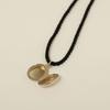 Mniej znaczy więcej Owalny naszyjnik ze sznurka