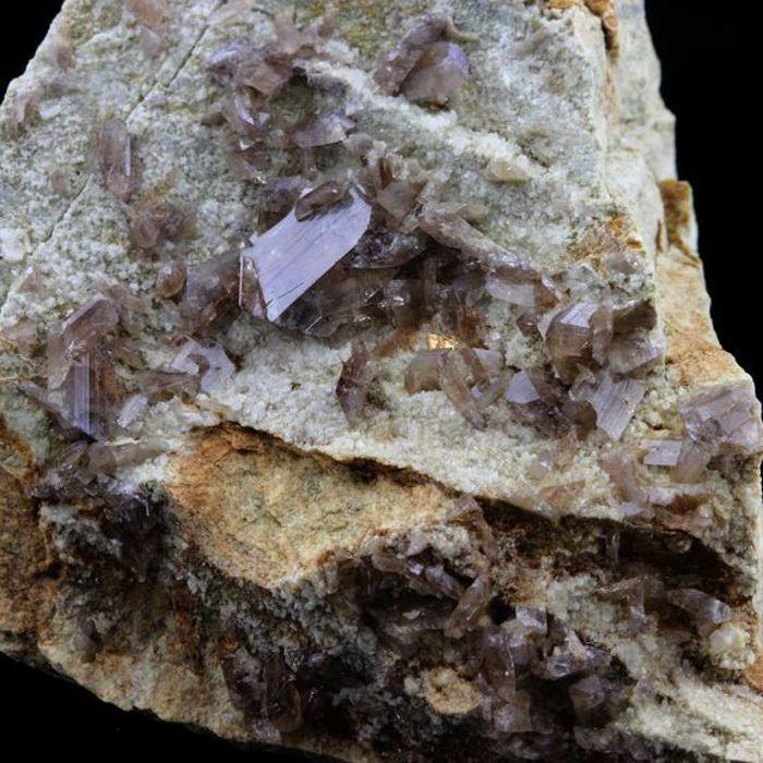 Pierres et Minéraux. Axinite. 577.5 ct. La Balme d'Auris, Bourg d'Oisans, Isère, France..