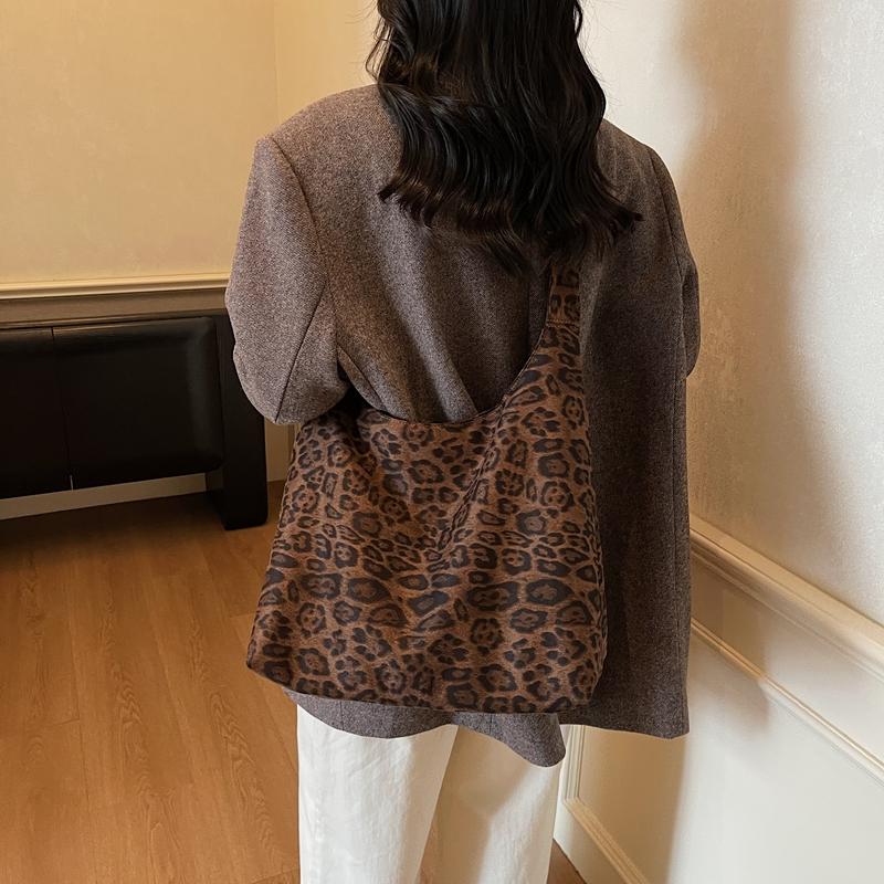 Soft Faux Suede Polyester Hobo Bag – Lightweight & Stylish Shoulder Tote for Women, Perfect for Everyday Use