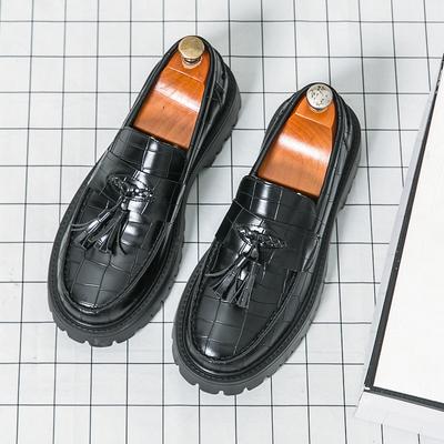 2025 Herren Slipper Loafers mit dicker Sohle Walking Elegant Designer Business Schuhe Luxus Hochzeitsschuhe Quaste Kleiderschuhe