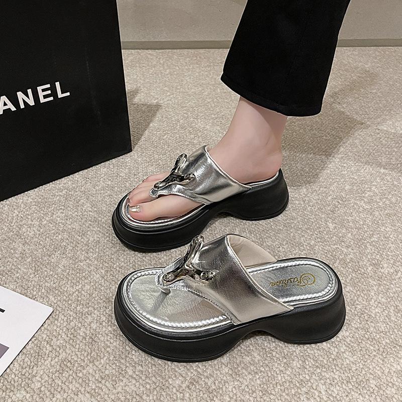Fashion 2024 Summer New Clip Toes Flat Bottom Flip-flops Female Summer Outside Non-slip Comfort Beach Shoes Versatile Zapatos Mujer