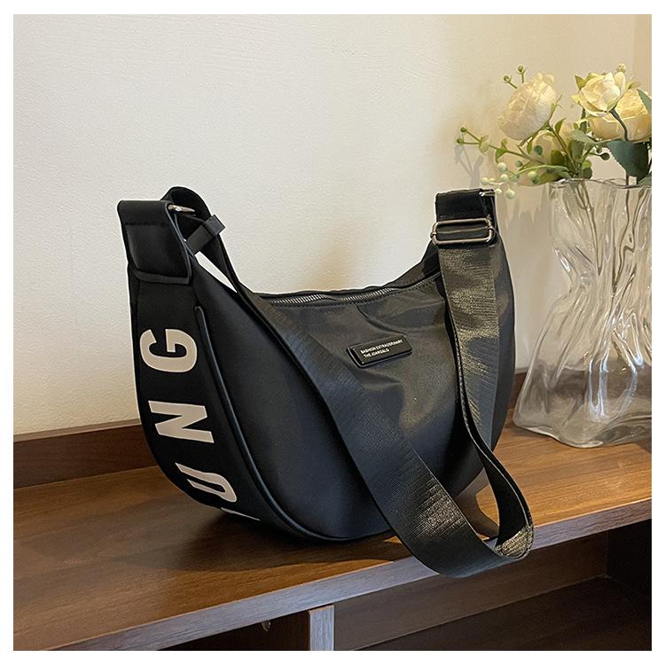

2025 nylon casual dumpling bag sports wind messenger bag female large capacity student class shoulder commuter female backpack чорний