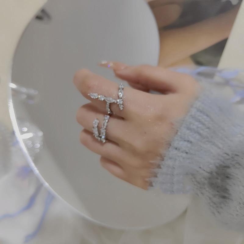 Chic Opendesign Ring With Shimmering Stones Perfect For Gifts Celebrations And