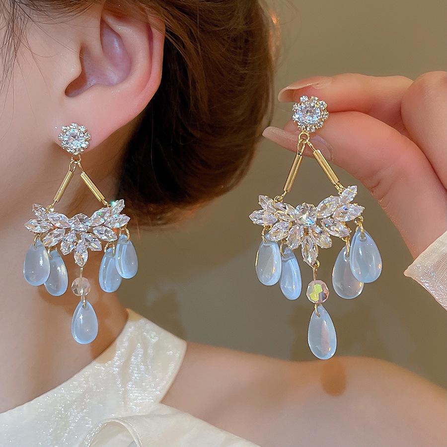Strieborné náušnice s diamantovým motýľom a strapcami, Retro európsky a americký štýl, Luxusné a elegantné pre ženy
