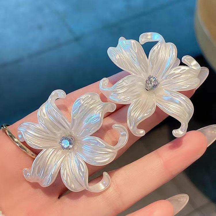Blooming White Flower Big Stud Earrings for Women Shiny Rhinestones Acrylic Curled Petals Earrings Wedding Party Trendy Jewelry