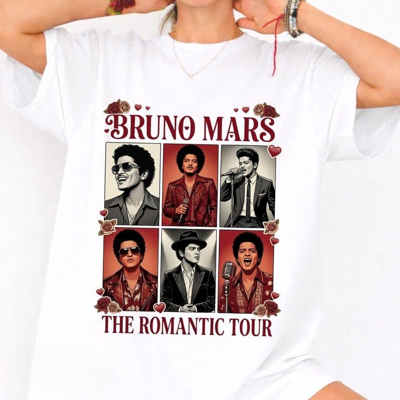 Moda Estiva Trendy T-shirt Uomo Donna Top Vintage Bruno Mars The Romantic Tour T-shirt 2026, Maglietta Pop Concert Retro, Regalo Unisex per Fan di Musica