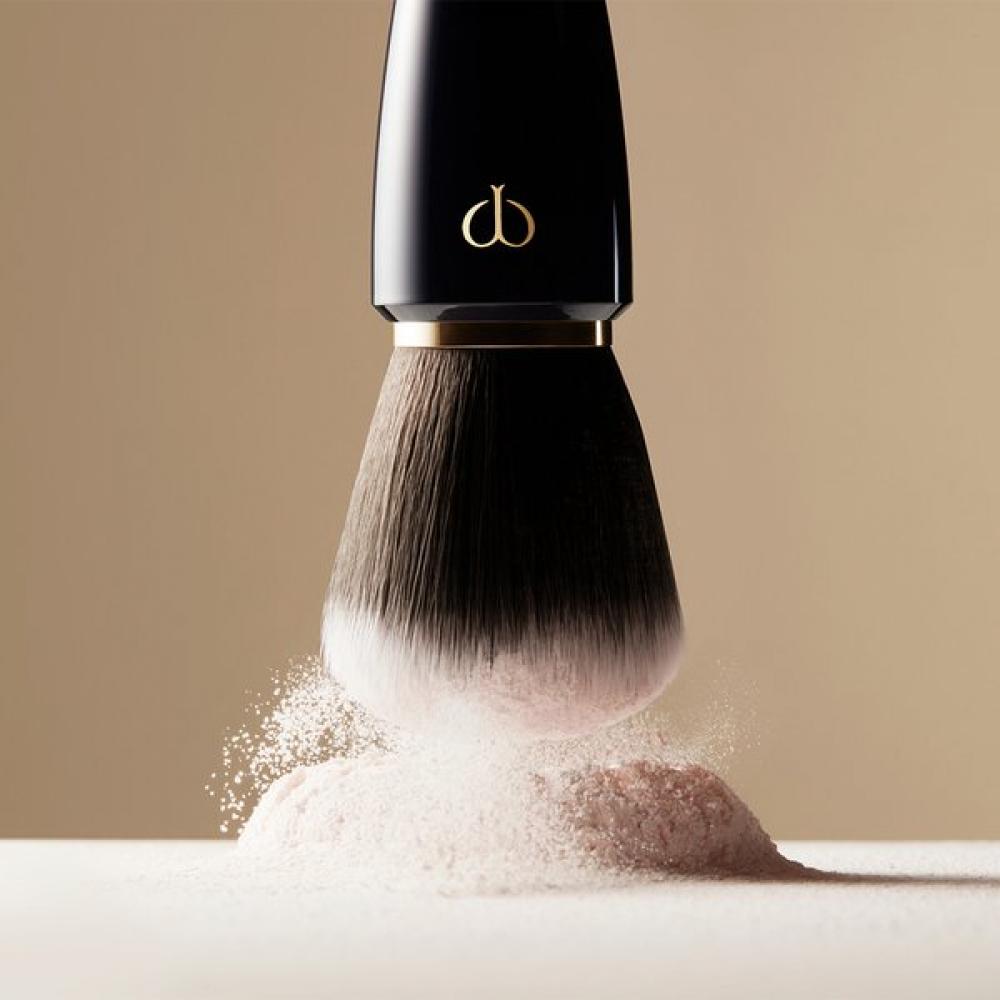 Cl  De Peau Beaut  powDer Brush