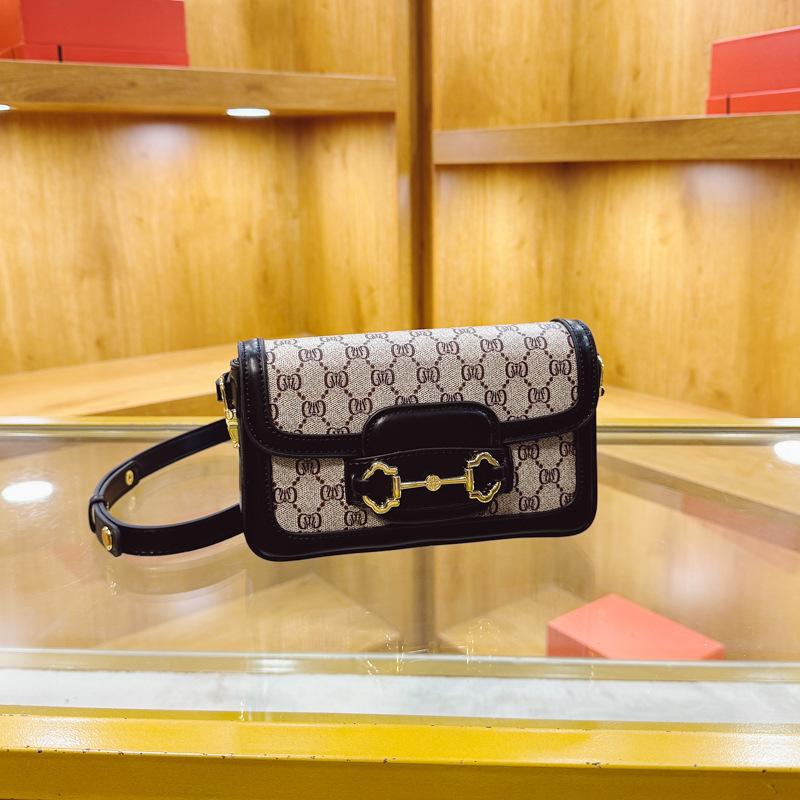 

Универсальная маленькая квадратная сумка-седло женская 2025 новая ретро с принтом конского седла пряжка подмышечная сумка-мессенджер чёрный