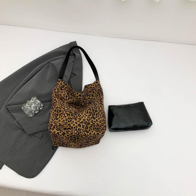 

Холщовая сумка с леопардовым принтом, женская, новинка 2025 года, модная сумка-тоут, повседневная, вместительная сумка через плечо коричневый