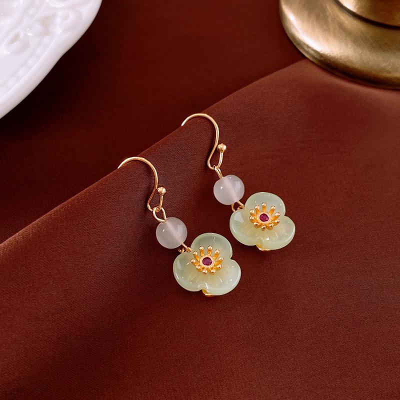 Ohrstecker im chinesischen Stil mit Schmetterling und Blume aus Stein: Elegantes und cooles High-End-Design