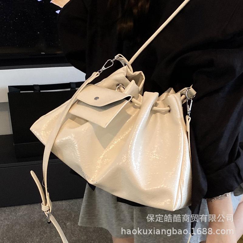 Premium bag 2025 new fashion versatile super fire shoulder bag large capacity commuter messenger bucket tote bag