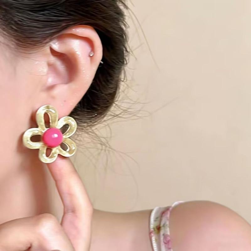 Summer dopamine hollow flower stud earrings niche design sense sweet and cute earrings daily commute versatile earrings