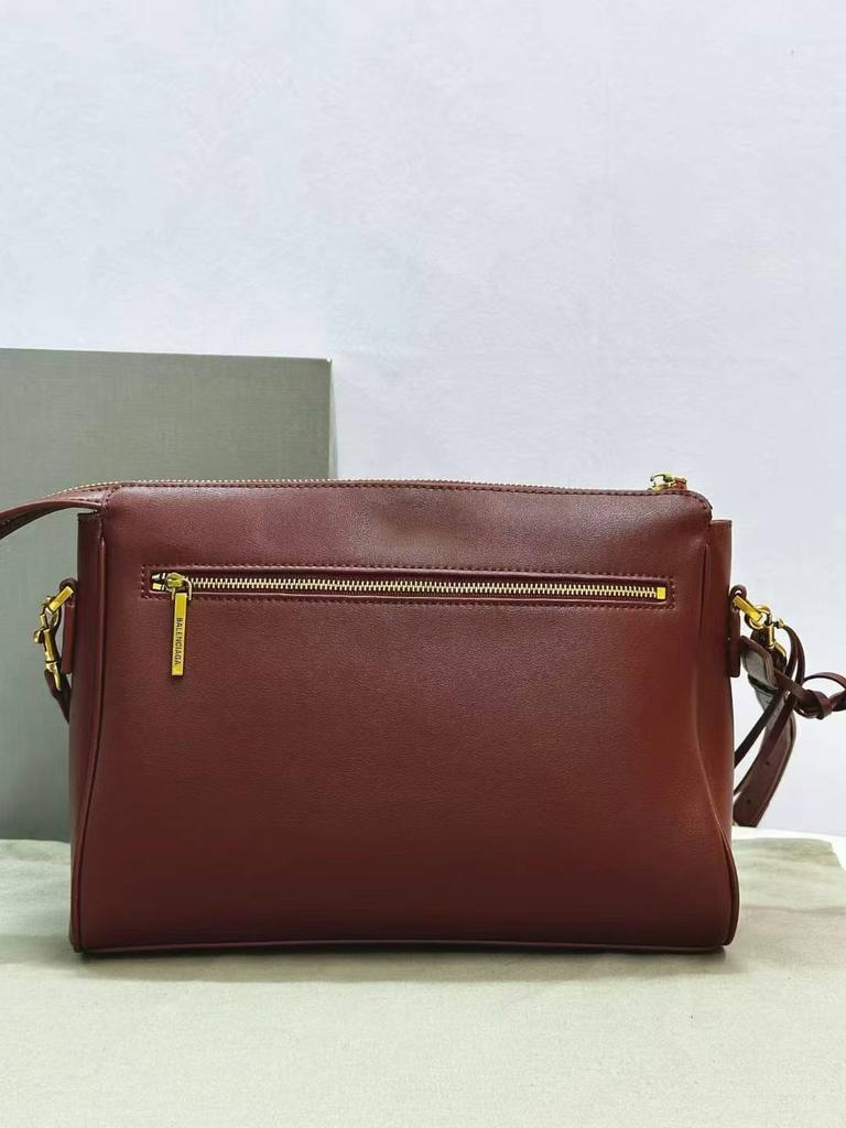 The Genuine Leather Messenger Bag Is Exquisite, Neat and Fashionable. The Clutch Bag Is Simple and Elegant. It Is a Single-shoulder Crossbody Bag