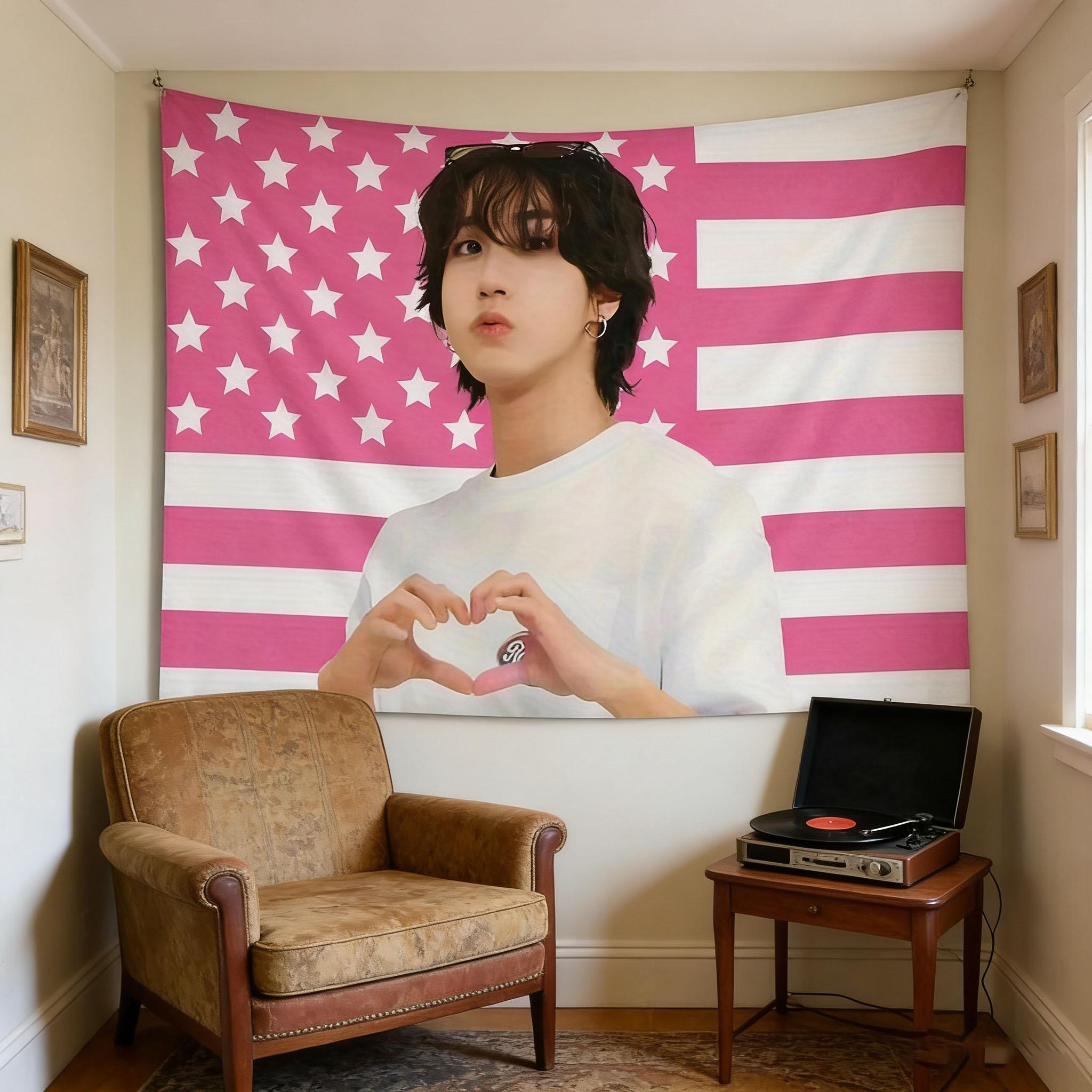 Han Jisung Pink American Flag Tapestry Finger Heart Wall Decor Durable Polyester Ideal Stray Kids Fan Gift Art 74x94cm(29x37in)