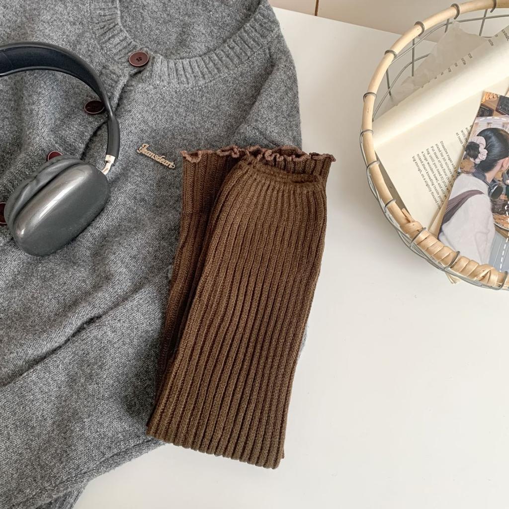 Solid-color Versatile Sock Set for Women in Autumn and Winter, Providing Leg Warmth and Comfort. Thick White Knitted Fabric, Paired with Snow Boots.
