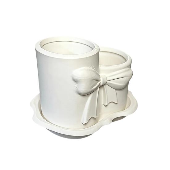 

Bow Pen Holder 3D Printed Cute Bow Shaped Pencil Cup Desktop Makeup Brush Organizer for School Home Office Desk Decor білий