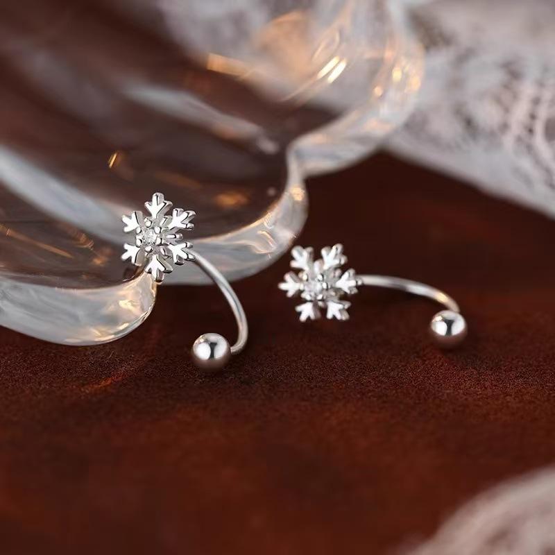 Schneeflocken Ohrstecker - Exklusive Ohrringe für kleine Ohren, Luxuriöser und Hochwertiger Damenschmuck.