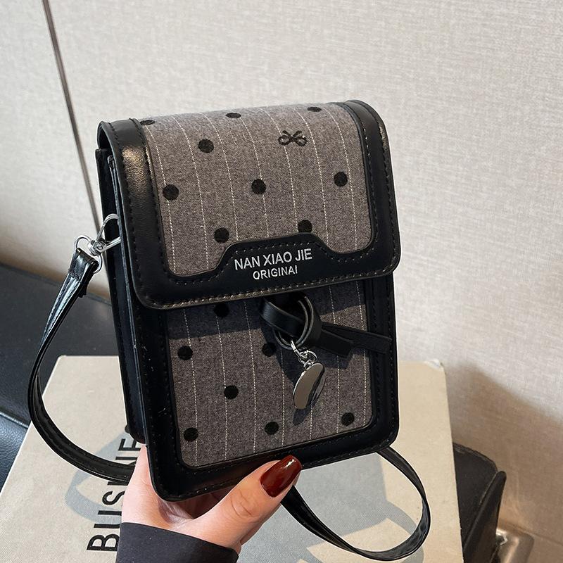 

Popular bag 2026 new French niche retro exquisite mobile phone bag fashionable mini square bag