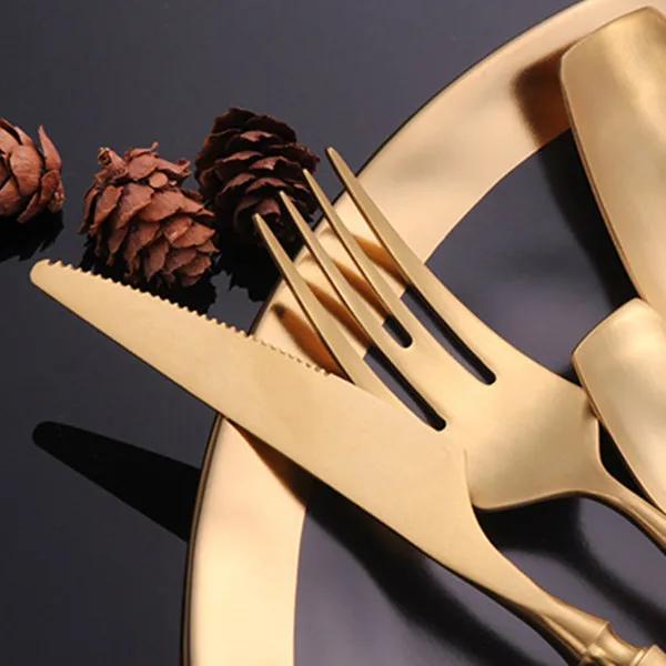 Set de tacâmuri din aur de înaltă calitate.