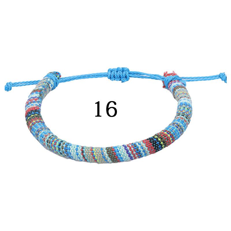 Handgewebtes Armband im böhmischen Ethno-Stil. Buntes Surf-String-Freundschaftsarmband