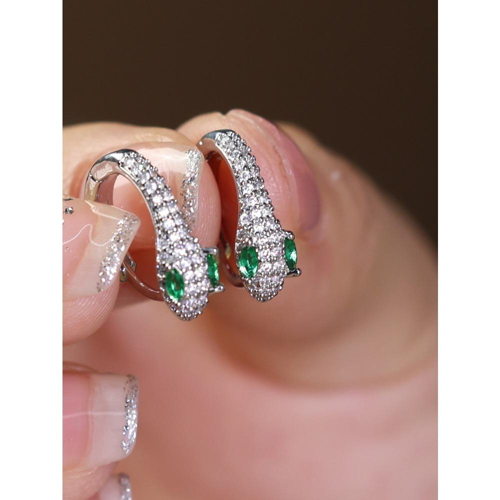 

Модные милые и крутые серьги-петли в форме змеи с зелеными бриллиантами и ушными пряжками