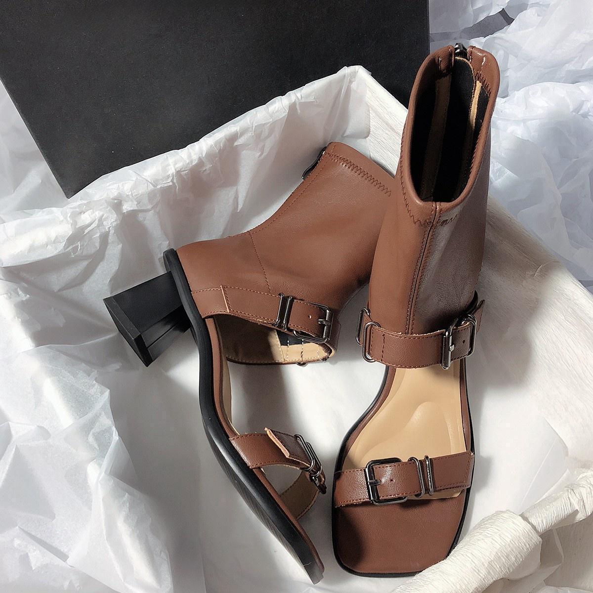 

Квадратный носок толстый каблук открытый носок пряжка ремня высокий каблук европейская и американская мода стиль интернет-знаменитости простые летние прохладные сапоги женские 39 коричневый