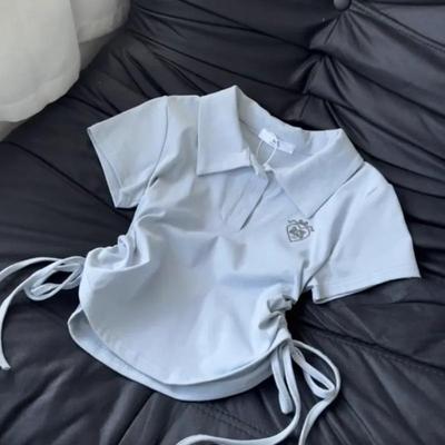 Camiseta Amarela de Gola Alta para Mulher com Cordão Lateral Slim Fit Manga Curta Bordada Casual