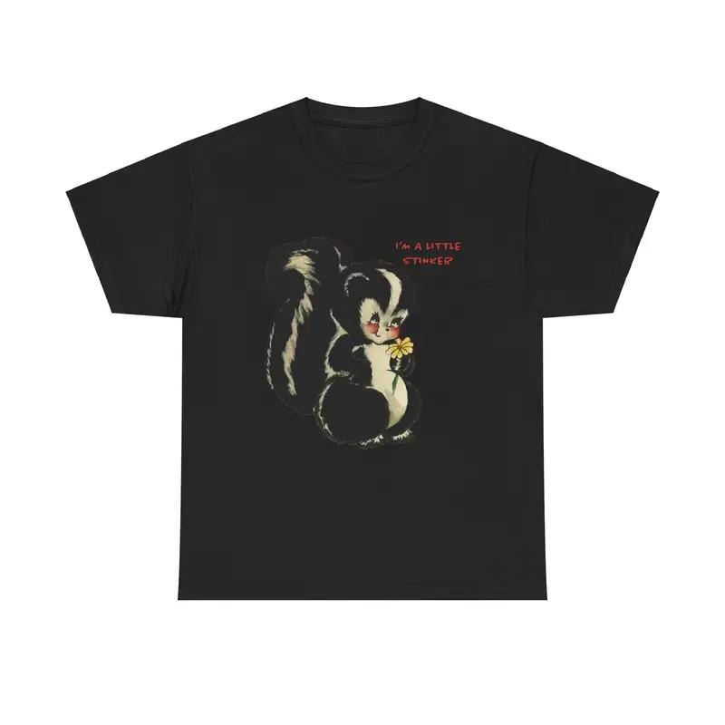 Cute Skunk Graphic T-Shirt Funny Little Stinker Quote Vintage Style Black Tee S разноцветный