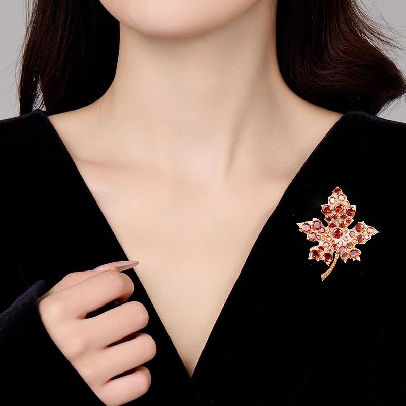 The Golden Maple Brooch Is Exquisite and Versatile. The Maple Leaf Corsage Features A Light Luxury and Niche Design