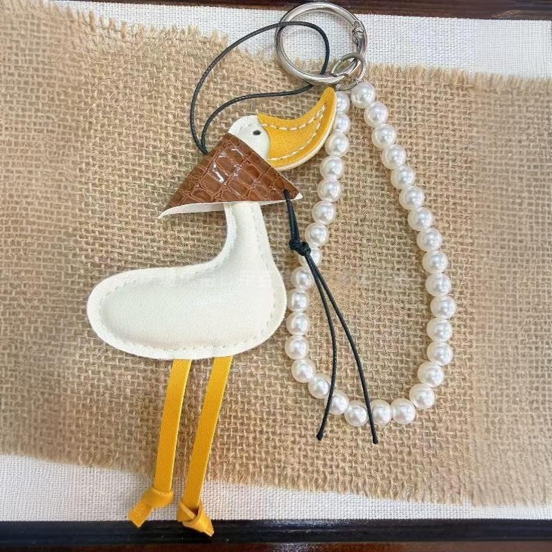 1Pcs Fashion Pu Leather Car Ornament Lucky Scarf Duck Charm Keychain With Pearl Diy Bag Pendant Cute Creative Duck Decoration