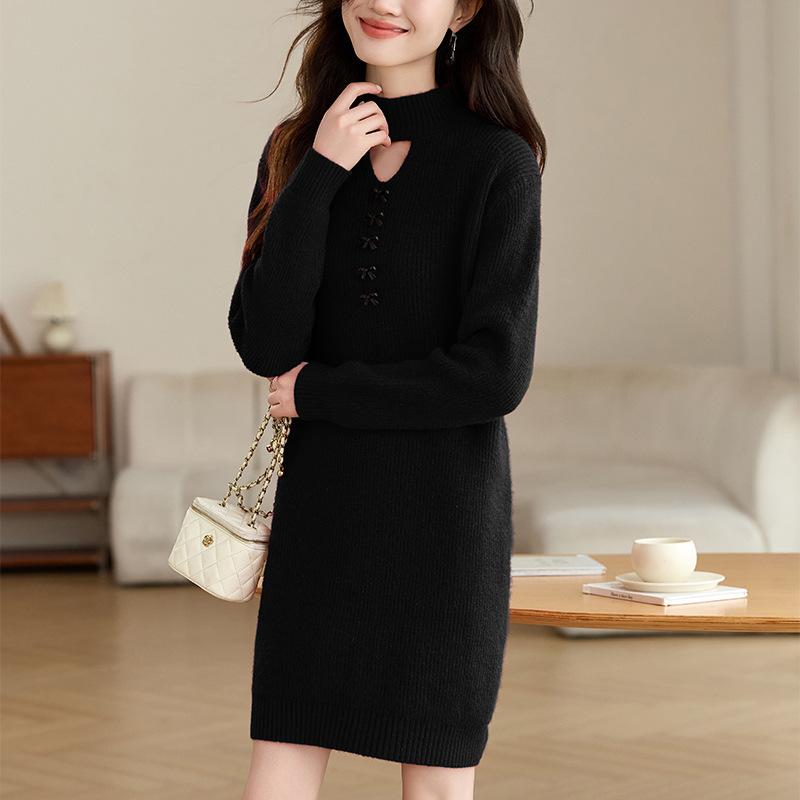 

Semi-high neck shiny silk medium and long knitted bottoming skirt autumn and winter temperament elegant and careful collar button sweater skirt one size fits all чорний