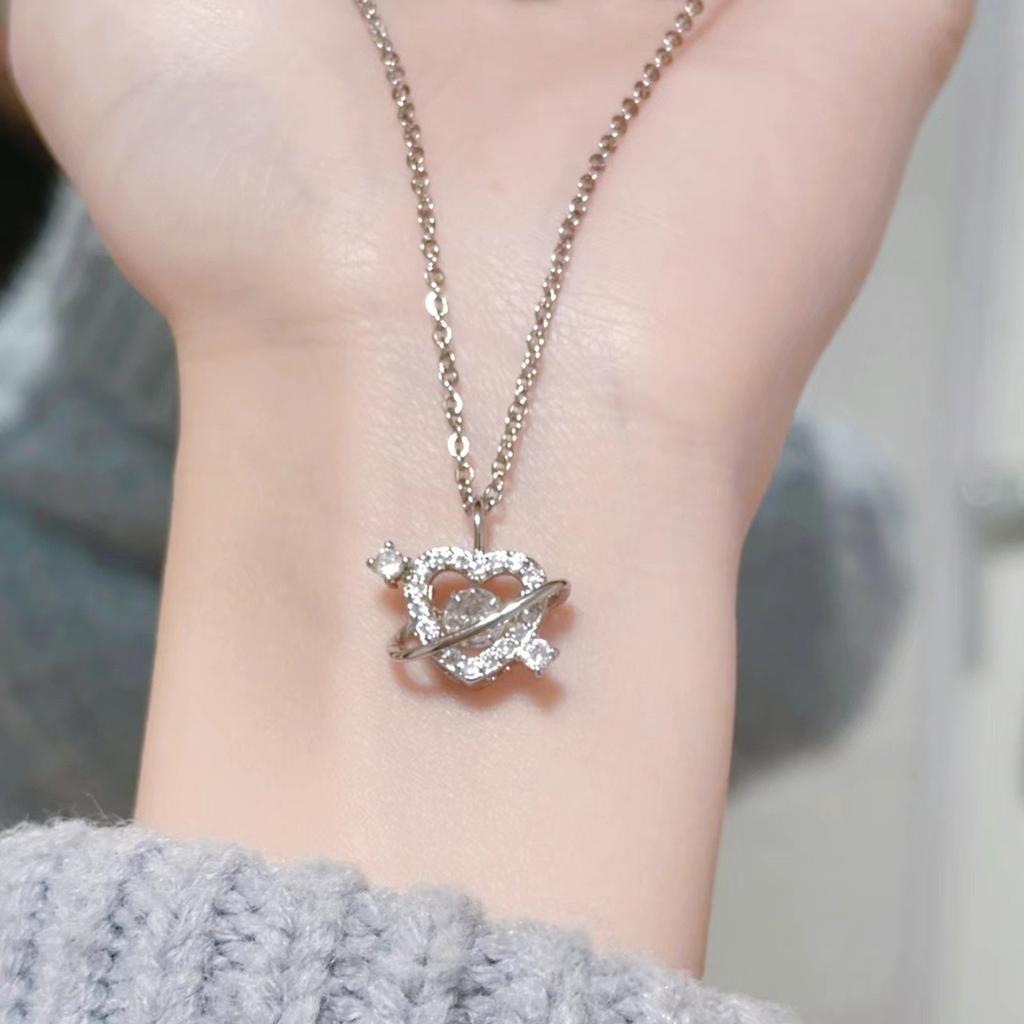 A Shot of The Heart-piercing Necklace for Women with A Niche Design and Sweet and Exquisite Temperament
