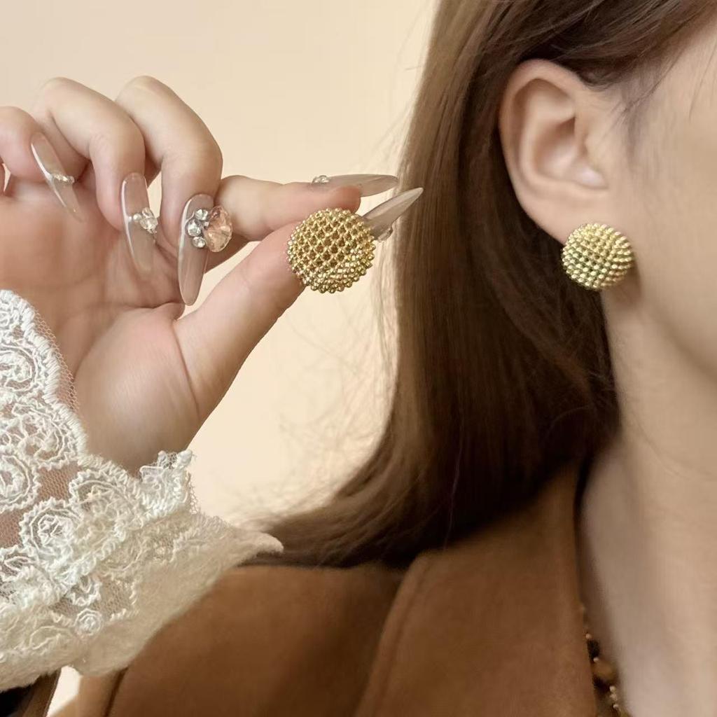 Melanoid 2025 Retro Light Luxury Earrings: Autumn/Winter High-End Temperament Jewelry for Women