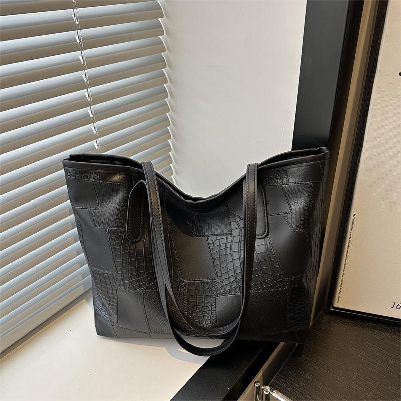 High Value and Large Capacity New Simple Fashion Commuting Atmosphere Versatile Portable Shoulder Armpit Bag Women