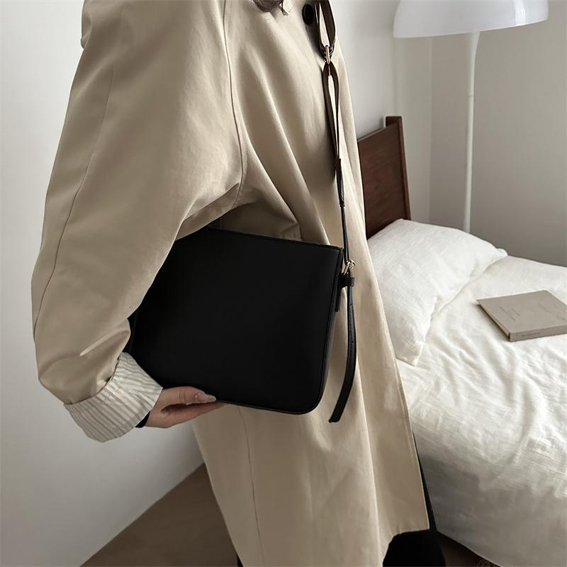 New Winter Fashion Trend Shoulder Bag Simple Solid Color Crossbody Bag Casual Work Large Capacity Commuting Bag