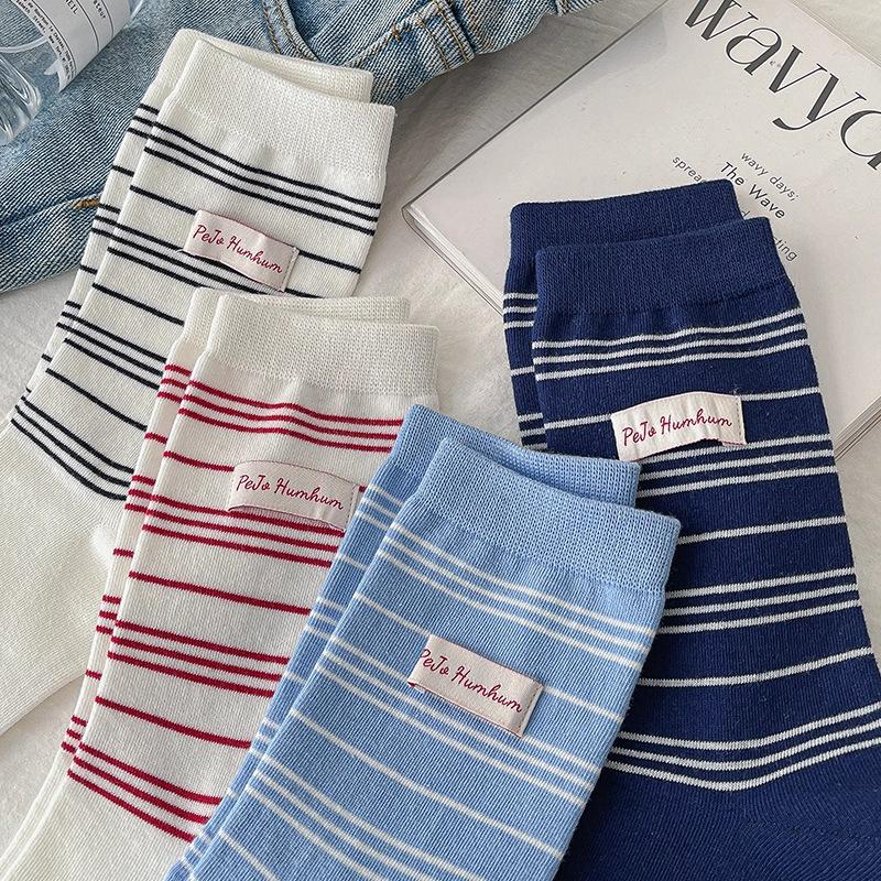 Damen Herbst- und Winter Farbblockierende Gestreifte Stoffetikett Trendige und Vielseitige Socken im College-Stil aus Reiner Baumwolle
