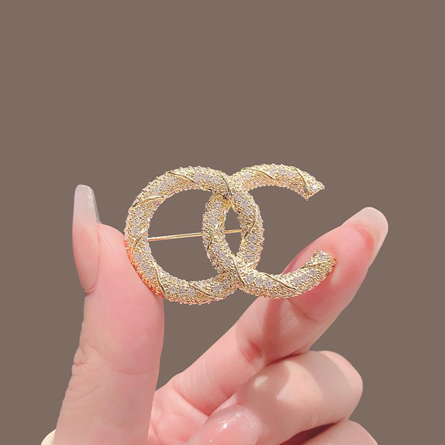 Elegant Pearl Brooch - High-End Minimalist Clothing Accessory