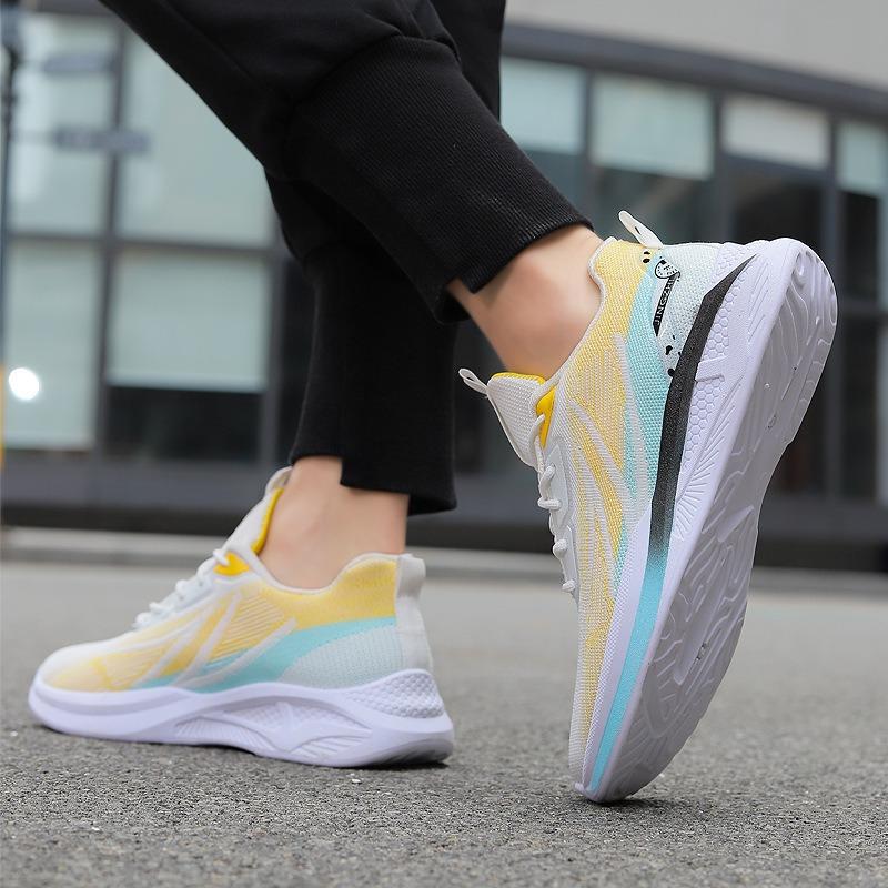 New sports shoes running shoes flying woven breathable running shoes soft sole light men's shoes young and young color matching men's shoes