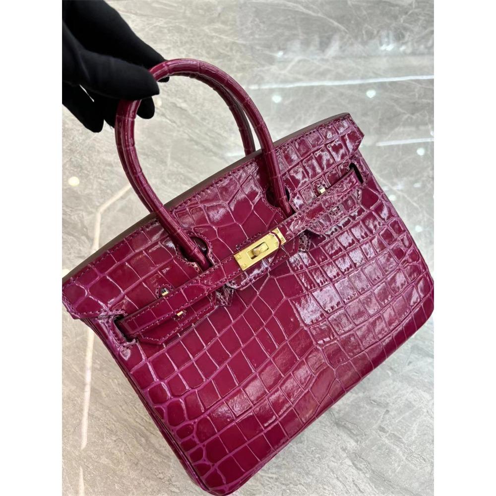 This Crocodile-patterned Cowhide Women's Bag Is a Fashionable Hand-shoulder Crossbody Bag with a Sense of Luxury and Elegance