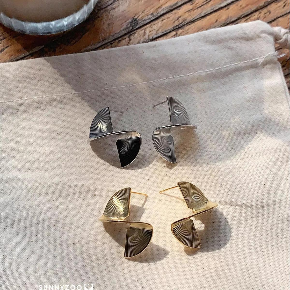 

Tango Party Spiral Stud Earrings: Retro American Fan-Shaped Design with Unique Texture