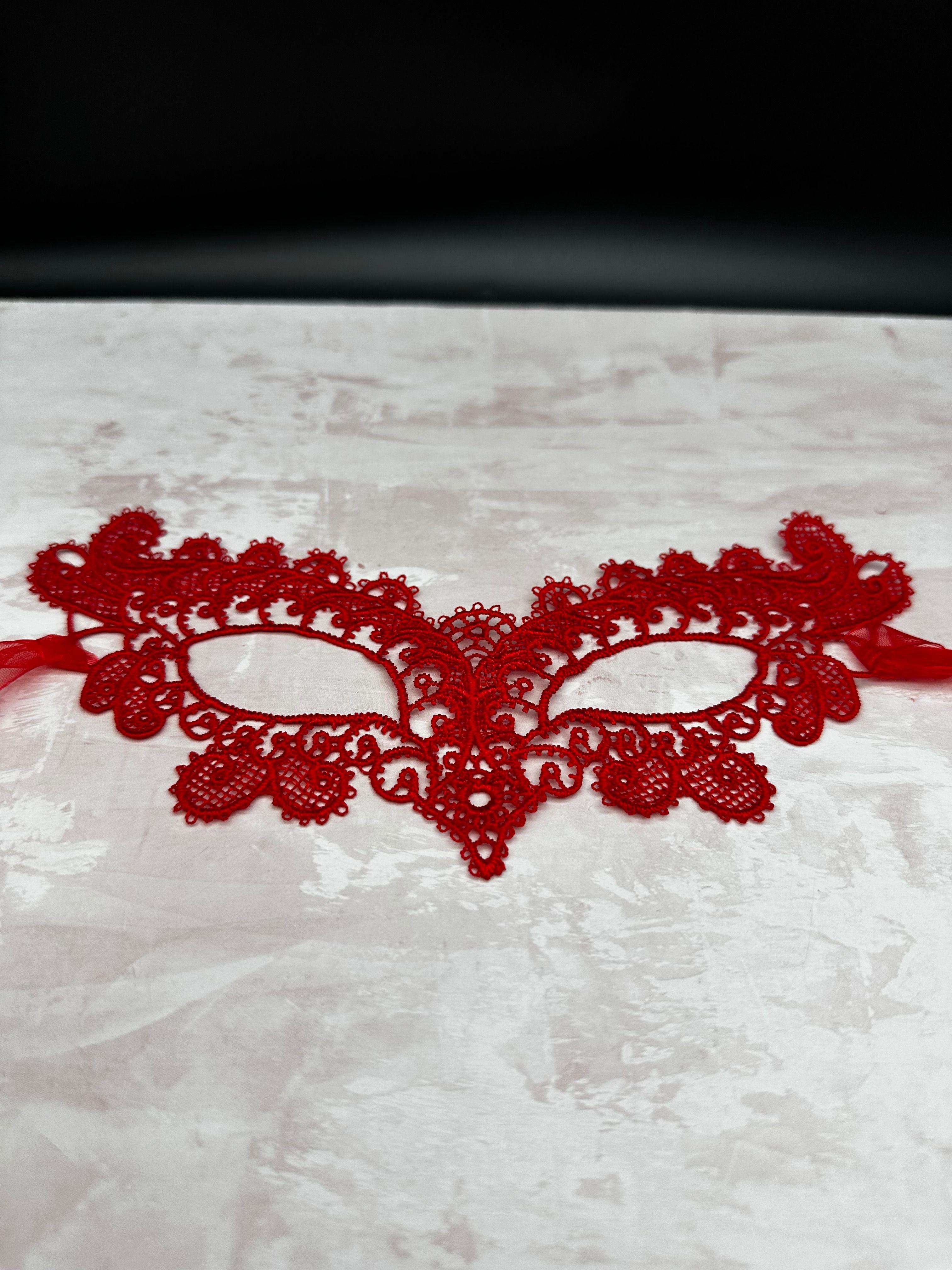 

Red Openwork Lace Mask One Size червоний