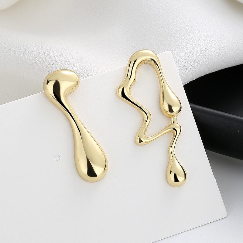 Elegant 18K Gold Stud Earrings with Modern Luxury Design